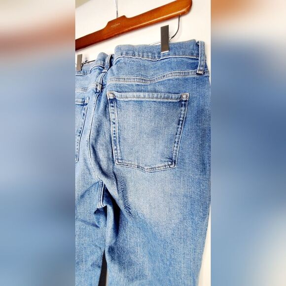 Women's Old Navy Extra High-Rise Sky-Hi Straight Distressed Jeans Size 14 - Picture 6 of 6